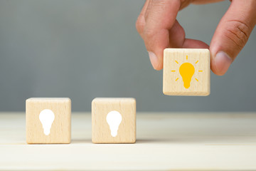 一双翅膀一个b是什么车